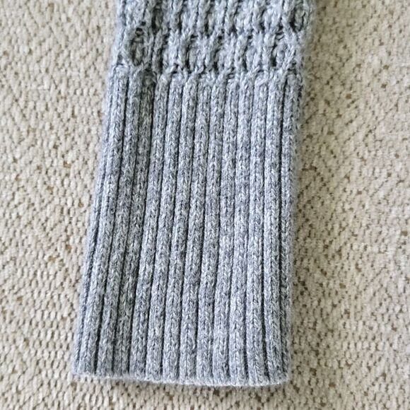 American Eagle Gray V Neck Long Sleeve Sweater Size XS - Picture 7 of 14